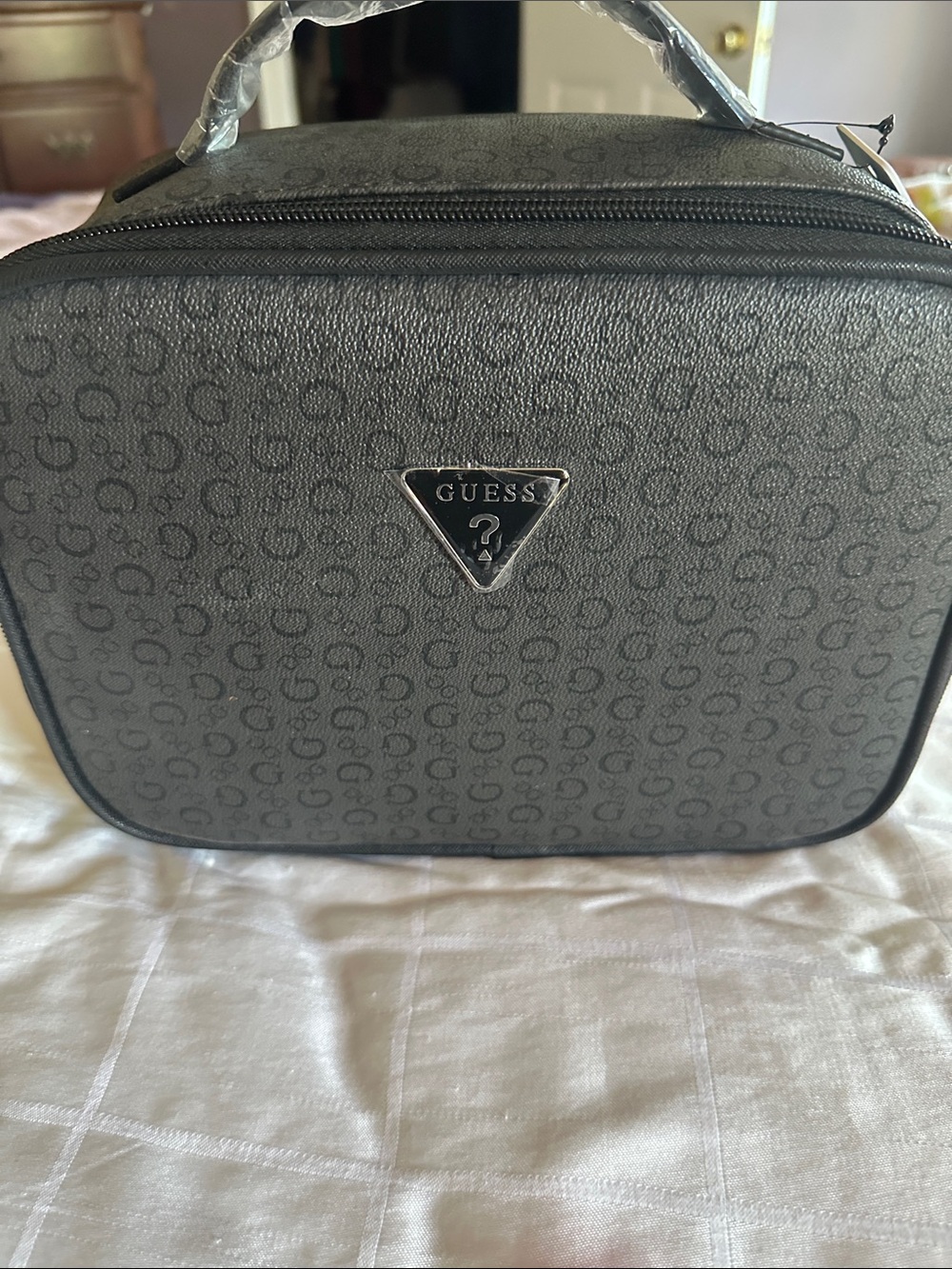 NWT GUESS Gray Signature Logo Cosmetic/Travel Case